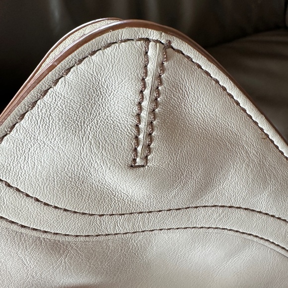 Elegant White Leather Coach Hobo Bag - Picture 2 of 12